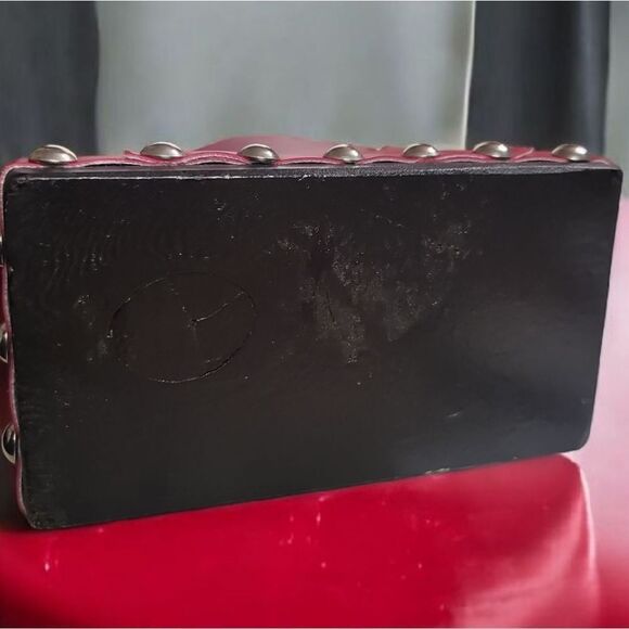 HARDWEAR BY RENEE RUNWAY RED SMALL TOTE - Picture 9 of 10